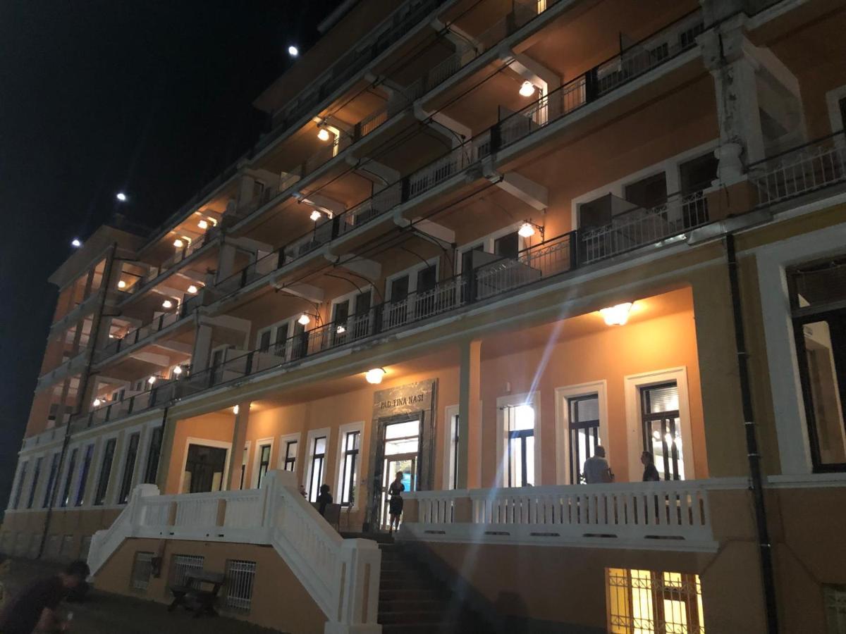 Pracatinat Hotel & Restaurant 페네스트렐레 외부 사진